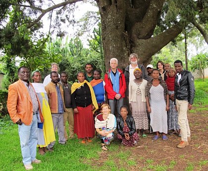 Local farmers and scientists in Chefasine village. 
Left: Prof. Tseagye Bekele; right: the village leader; centre kneeling Dr. Maxi Domke (TU Dresden) and the wife of the village leader; centre standing: Prof. Imming (MLU) and Prof. Pretzsch (TUD).