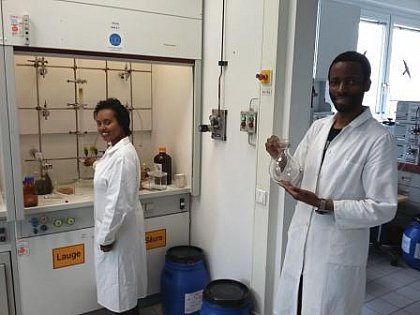 Eyael Tewelde Habtemariam (left) and Mthandazo Dube (right) working in a lab of IPB
